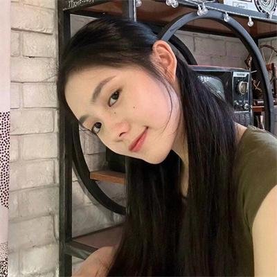 泳池里的女人